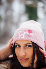 Učitajte sliku u preglednik galerije, Roze lifestyle kapa sa vezom po želji, na modelu - La Mary fashion