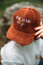 Učitajte sliku u preglednik galerije, Kacketi sa vezom od plisa - lamaryfashion