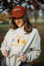 Učitajte sliku u preglednik galerije, Sivi duks sa vezom po želji, na modelu pogled spreda - La Mary fashion