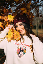Učitajte sliku u preglednik galerije, Krem duks sa vezom po želji na modelu - La Mary fashion