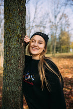 Učitajte sliku u preglednik galerije, Crni duks sa vezom po želji, winter magic, na modelu - La Mary fashion