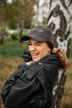 Učitajte sliku u preglednik galerije, Kacketi sa vezom od plisa - lamaryfashion