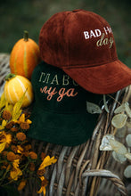 Učitajte sliku u preglednik galerije, Kacketi sa vezom od plisa - lamaryfashion