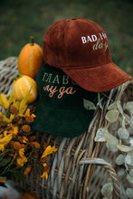 Učitajte sliku u preglednik galerije, Kacketi sa vezom od plisa - lamaryfashion