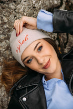 Učitajte sliku u preglednik galerije, Svetlokrem lifestyle kapa sa vezom po želji, na modelu spreda