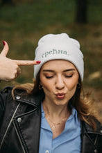 Učitajte sliku u preglednik galerije, Svetlokrem lifestyle kapa sa vezom po želji, na modelu spreda - La Mary fashion
