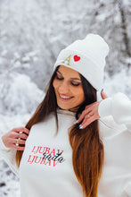 Učitajte sliku u preglednik galerije, Svetlokrem lifestyle kapa sa vezom po želji, na modelu - La Mary fashion
