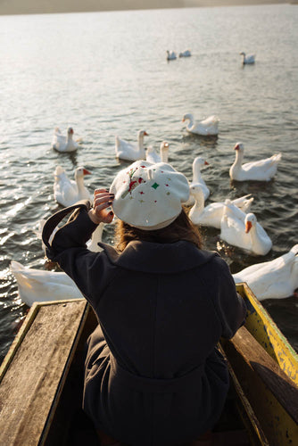 Jednobojne beretke sa vezom - winter magic -lamaryfashion