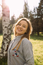 Učitajte sliku u preglednik galerije, Prugasta košulja sa vezom po želji — La Mary Fashion
