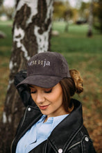 Učitajte sliku u preglednik galerije, Kacketi sa vezom od plisa - lamaryfashion
